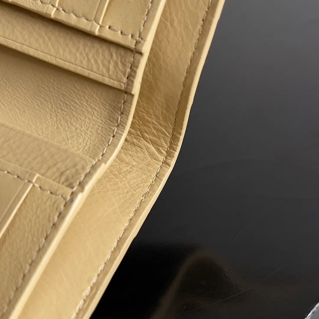 Batch 960 of BOTTEGA VENETA’s new woven small wallets are now shipping! ! ! 🥰🥰Made of carefully selected first-layer sheepskin fabric, this small luxury wallet has an elegant appearance and is also full of practicality. It can store change, driver's license and various cards at the same time. It is so small that it can be put in your pocket and carried with you. It is really convenient [Applause][Applause] Style No.: 667468 Size: 14.5*9.3*2cm